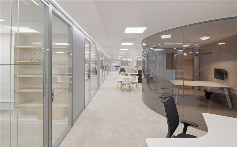 極簡風格辦公室設(shè)計，把純凈體現(xiàn)到較高程度！